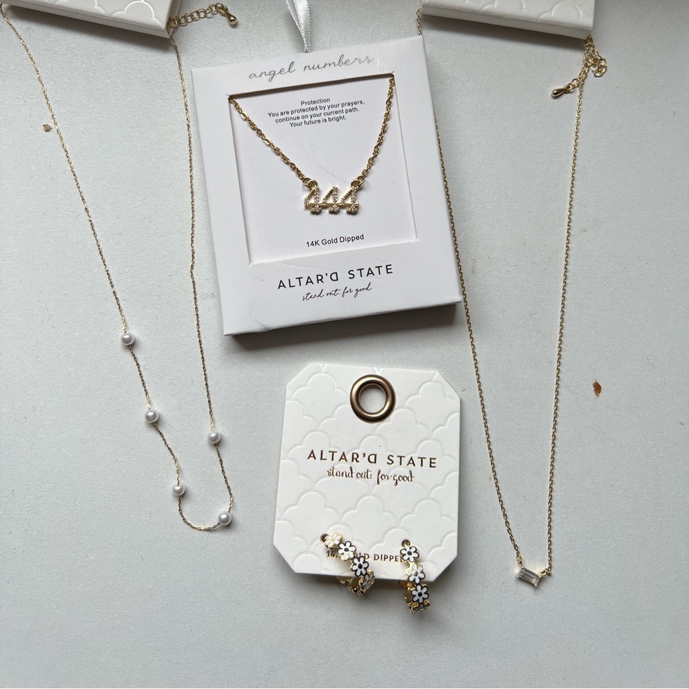 NWT Altar’d State Jewlery Bundle! All brand new never worn cute gold pieces🩷